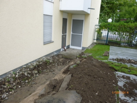 Erdreich abgegraben und alte Abdichtungslage freigelegt