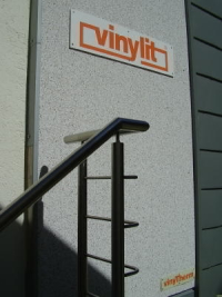 Hinterlüftete und gedämmte Fassadenverkleidung mit vinyTherm